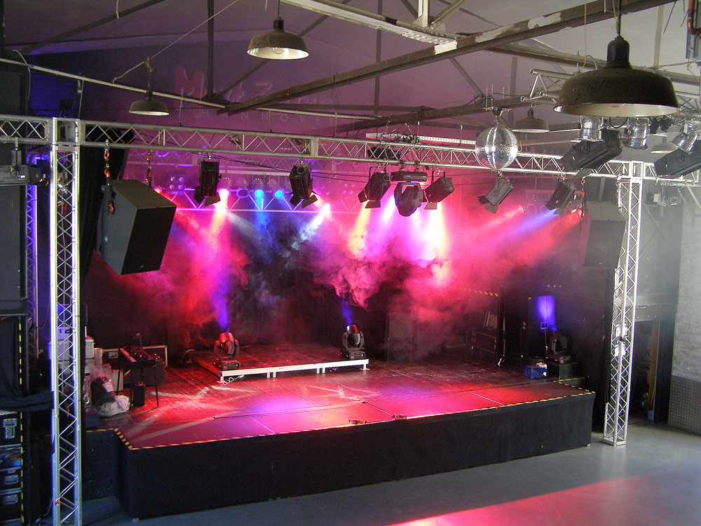 Die beleuchtete Bühne des Musikzentrum Hannover