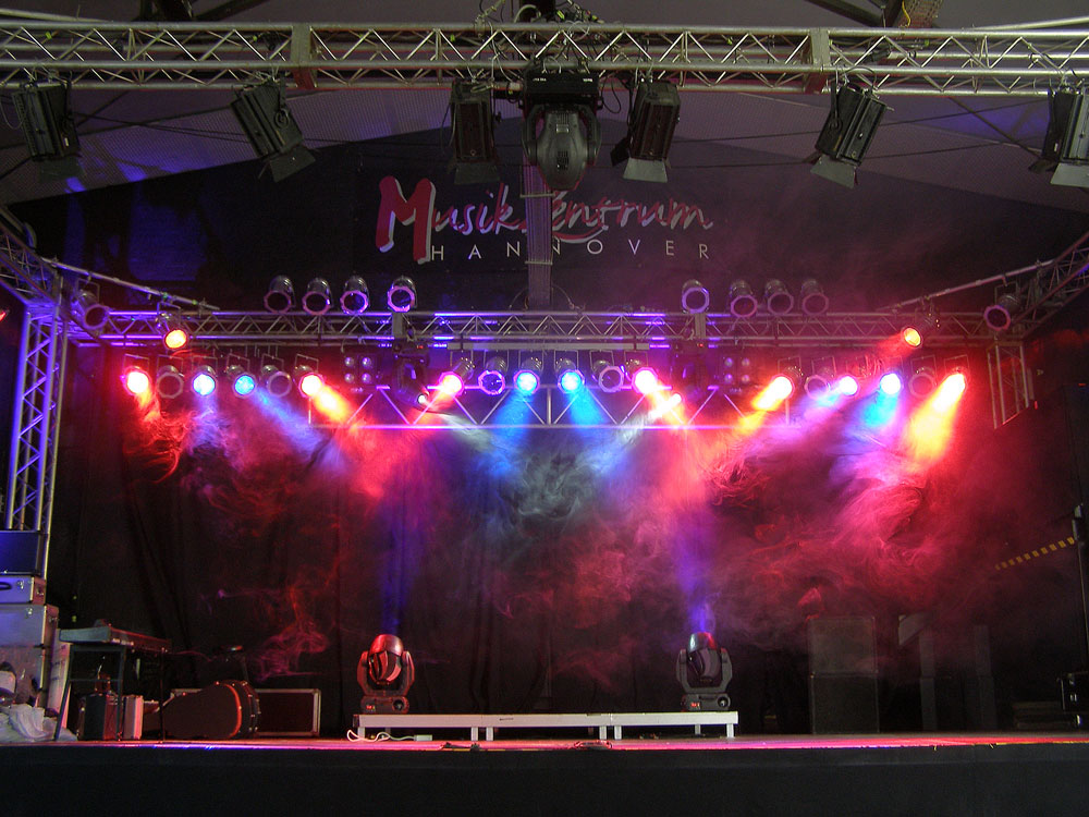 Die beleuchtete Bühne des MusikZentrum Hannover